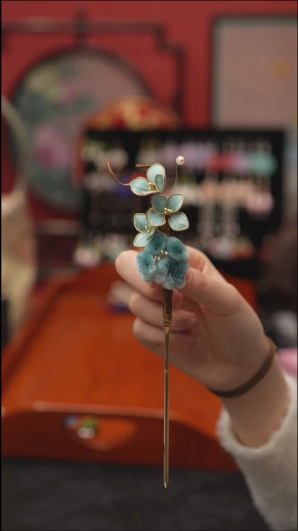 刺绣非遗绒花饰品