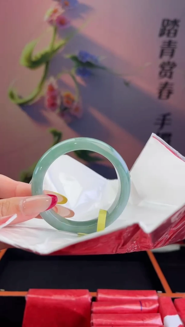 翡翠手镯未镶嵌翡翠手镯