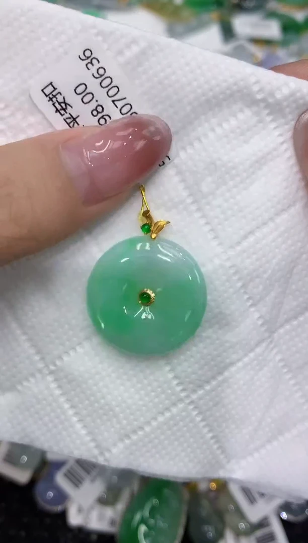 翡翠18K金镶嵌颈饰111111111111