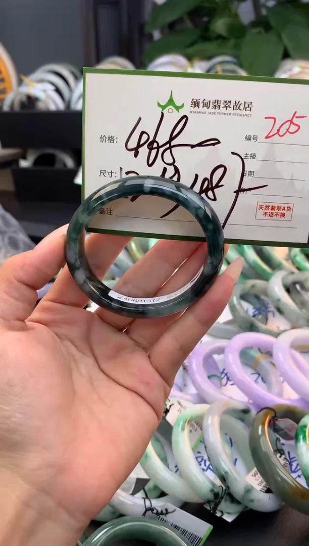未镶嵌定制翡翠毛货需精细抛光+多人