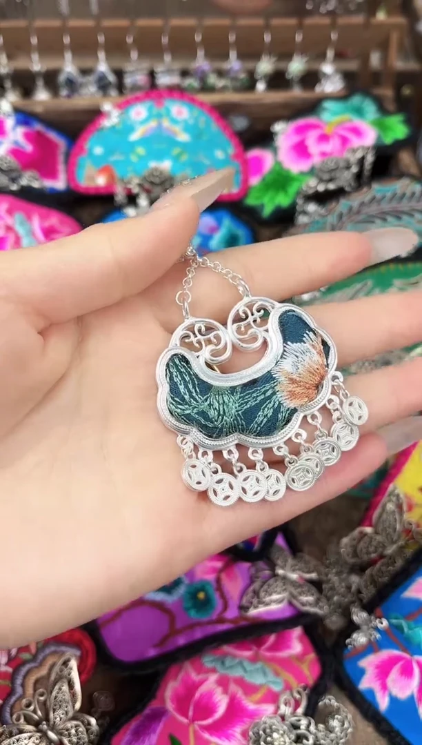 织绣民族风非遗老绣苗银饰品923