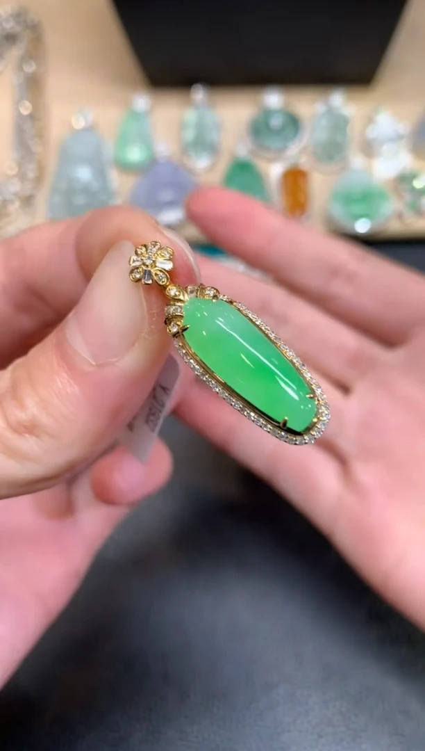 【闪购商品】翡翠颈饰18K金镶嵌福瓜【无服务费】