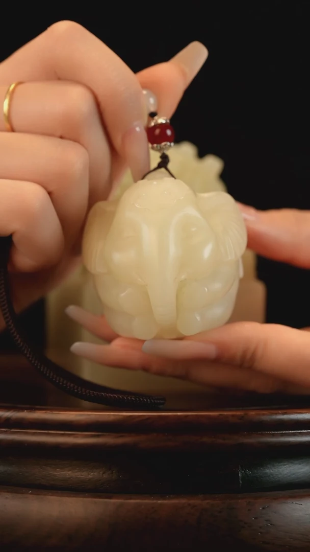 云南石竹叶青雕刻：手握吉象