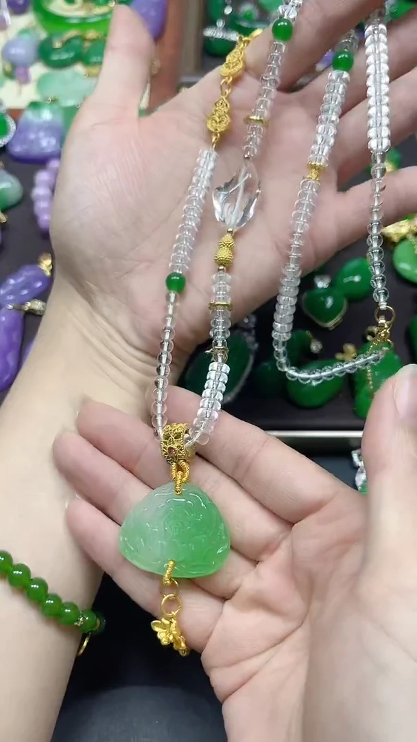 颈饰未镶嵌翡翠飘花三角雕刻一套