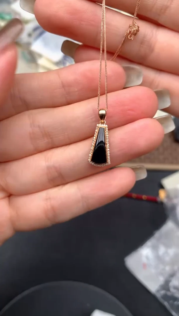 18K金镶嵌挂件翡翠一