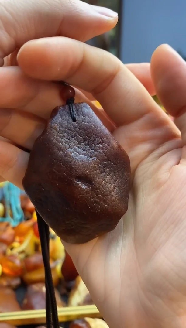 未镶嵌颈饰琥珀吊坠