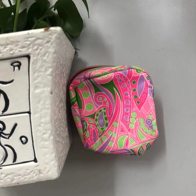 小雅啊~粉色零钱包包