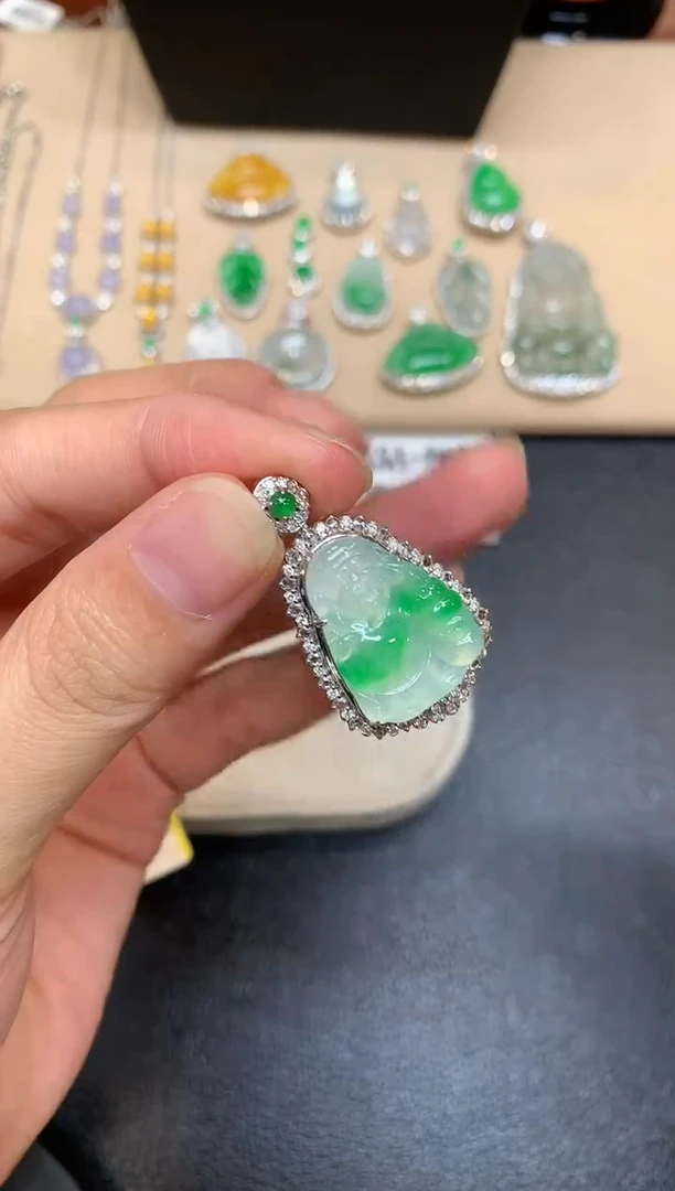 颈饰18K金镶嵌翡翠财神【无服务费