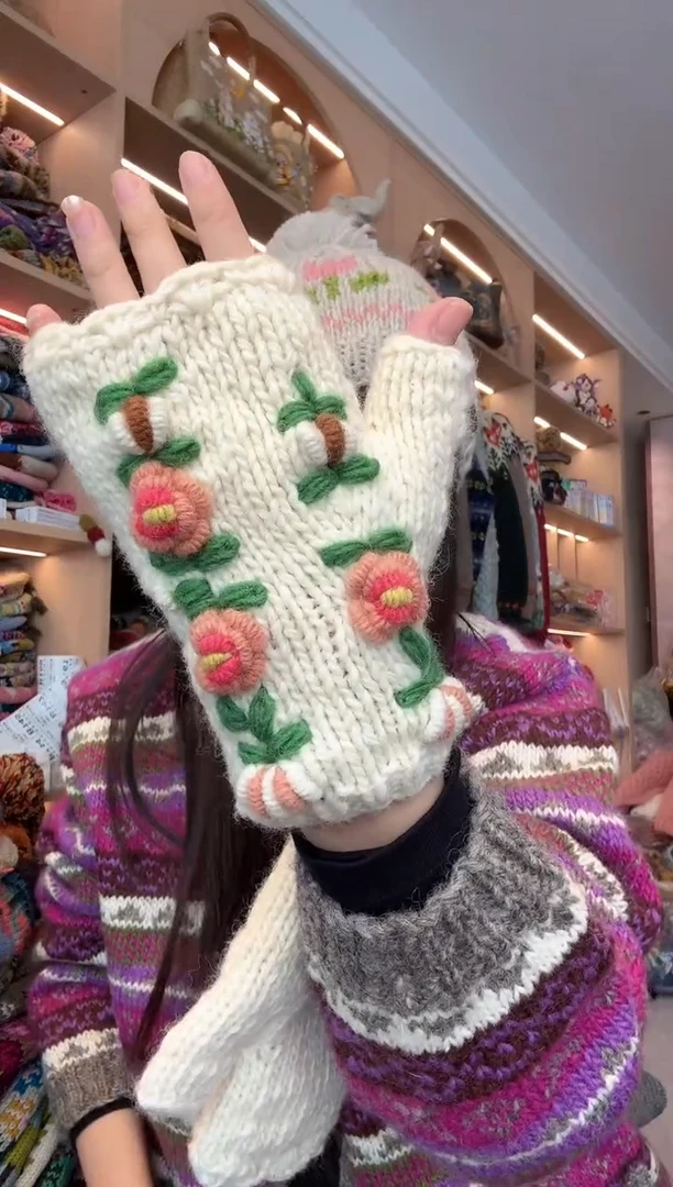 羊毛白色立体手套