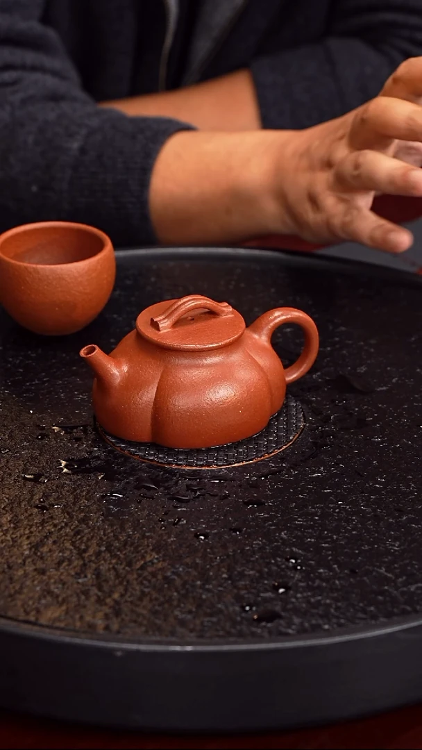 茶壶紫砂成进窑 海棠152   红降坡 150毫升 配主人杯