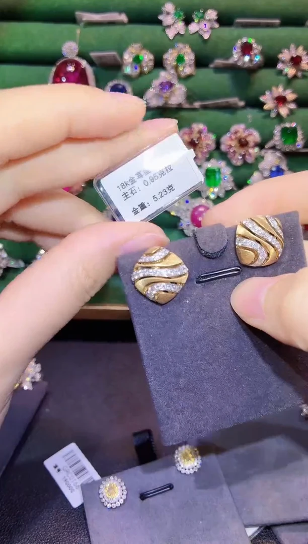 18K金镶嵌耳饰钻石0.95克拉