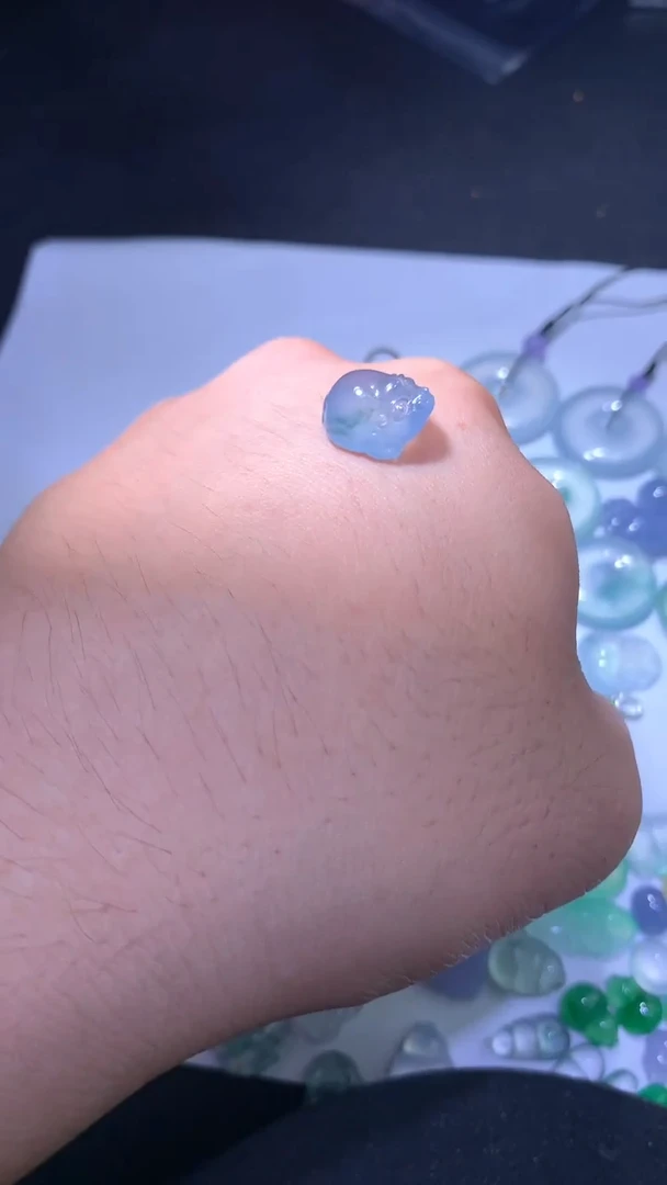 翡翠未镶嵌颈饰金蝉