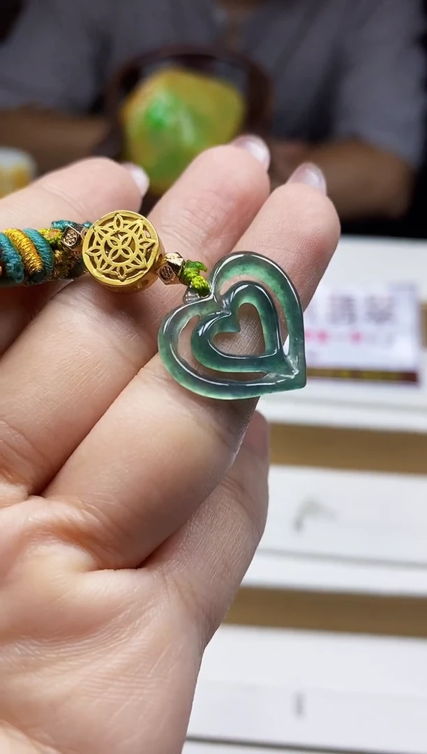 翡翠未镶嵌颈饰1