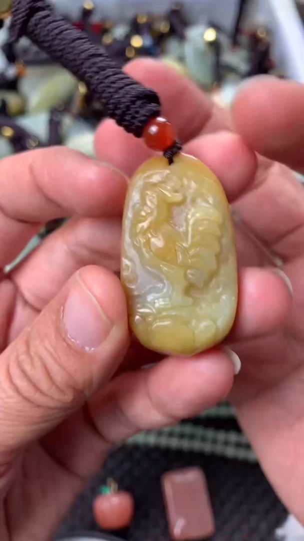 【闪购商品】和田玉颈饰未镶嵌多样性发货没有证书.拍一发一，有瑕