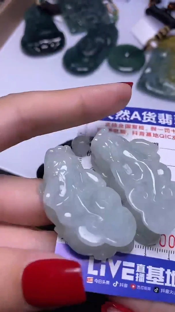 颈饰未镶嵌翡翠 一对