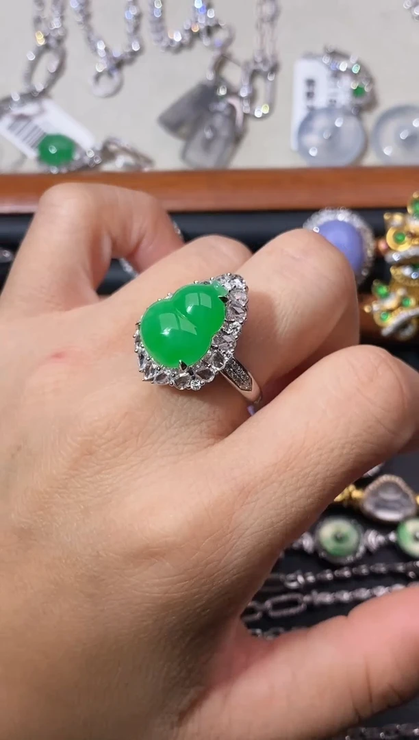 翡翠戒指18K金镶嵌戒指