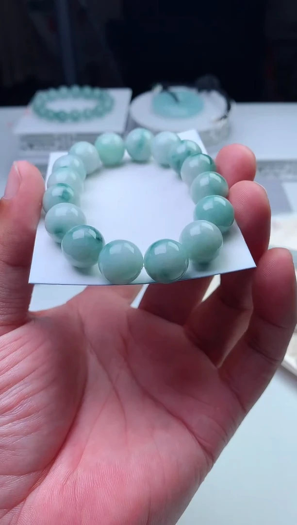 颈饰未镶嵌翡翠珠子