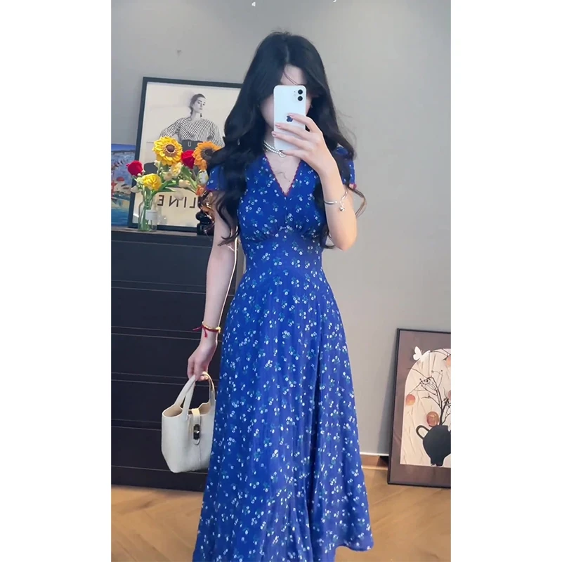 连衣裙女2025夏季新款法式设计感V领碎花收腰显瘦短袖中长款裙子