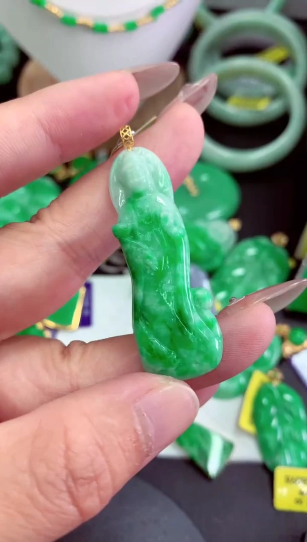 翡翠18K金镶嵌颈饰挂件