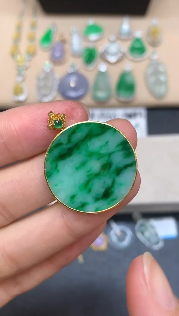 颈饰18K金镶嵌翡翠圆牌【无服务费