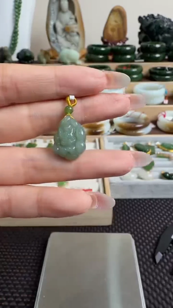 颈饰未镶嵌和田玉挂件