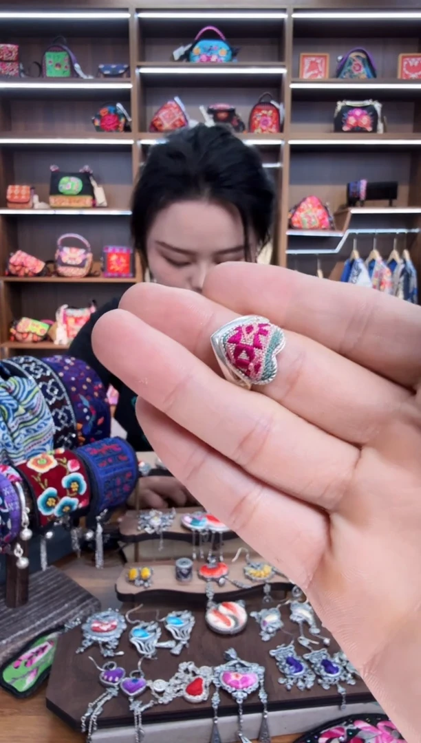 【闪购商品】织绣132蒙阿苏苗绣传承