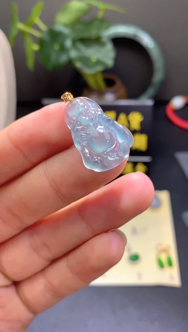 翡翠18K金镶嵌颈饰吊坠