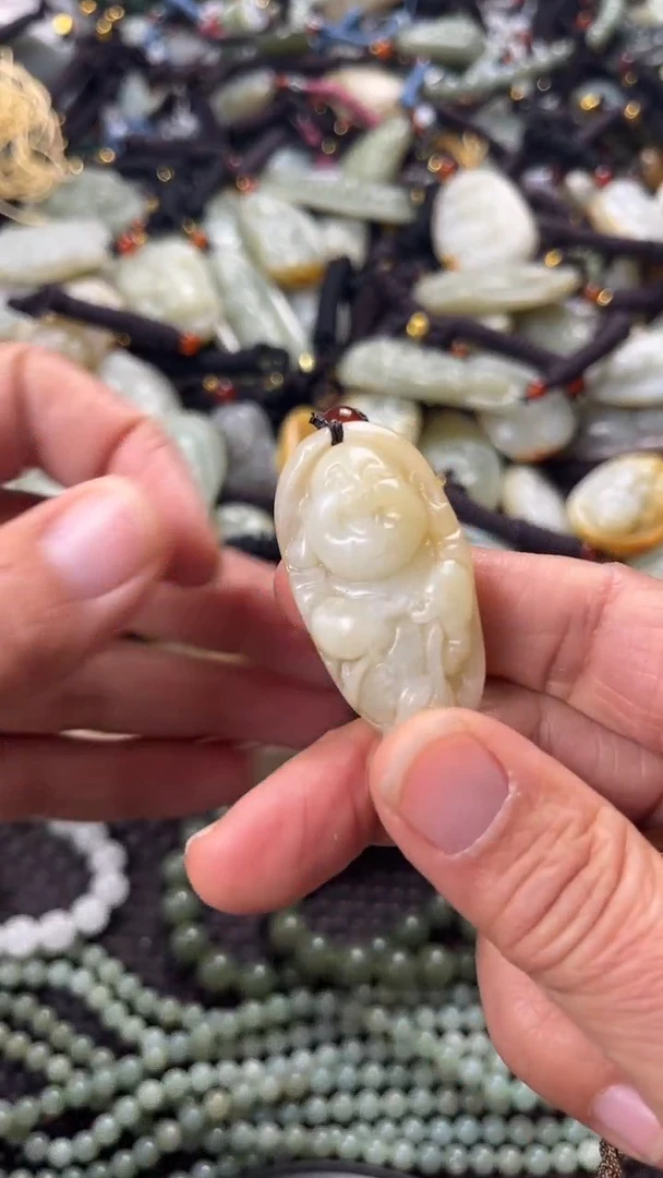 【闪购商品】和田玉颈饰未镶嵌多样性发货没有证书，拍一发一.有瑕