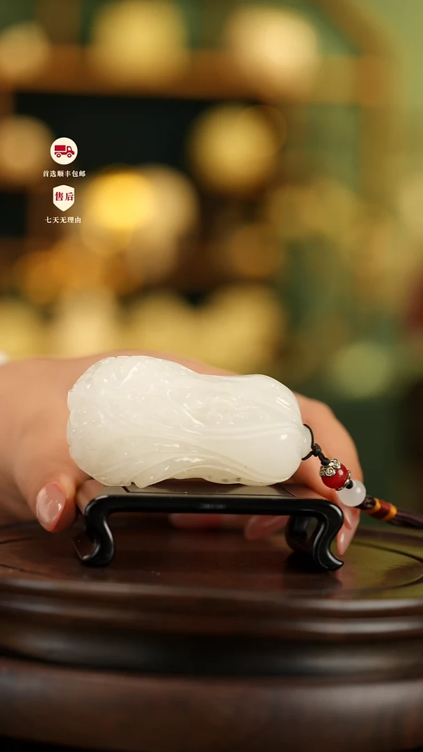 云南石荔枝白雕刻：手握白菜