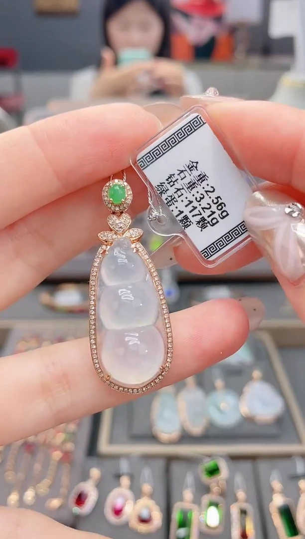 颈饰18K金镶嵌翡翠3.21