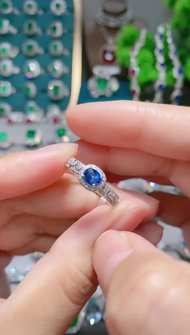 戒指蓝宝石18K金镶嵌.