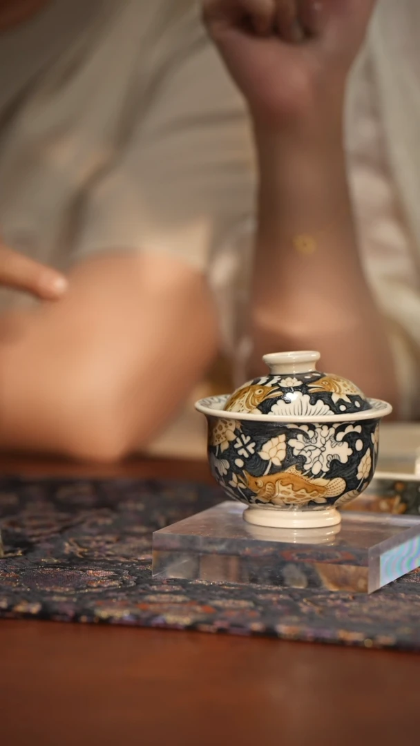 Q立勤堂青花釉里金蓝底九鳜布袋二才盖碗