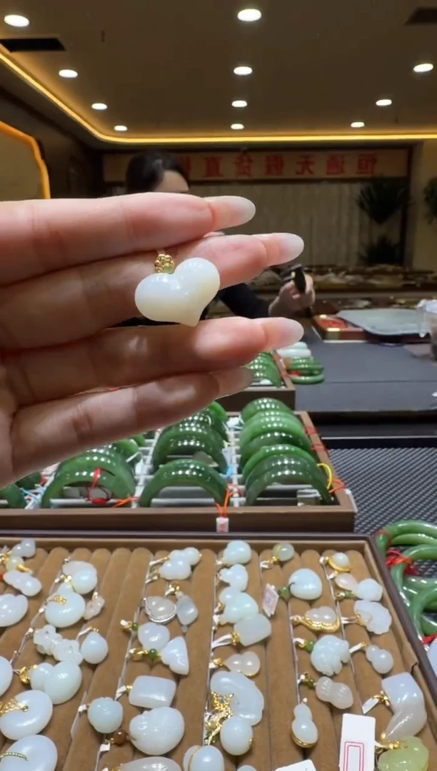 颈饰18K金镶嵌和田玉挂件