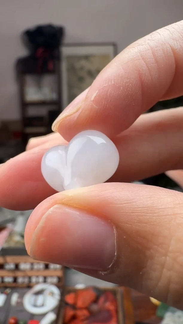 未镶嵌和田玉挂件36151-多样性发其一 瑕疵