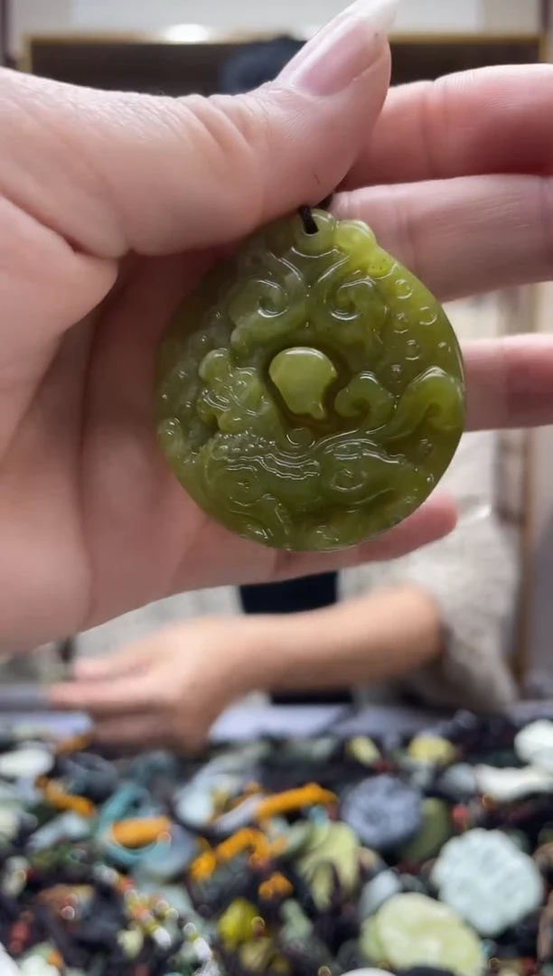 未镶嵌岫玉吊坠`