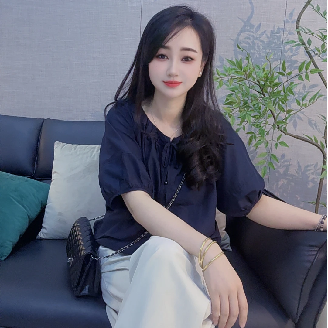 丹丹精选--25862新款系绳设计感圆领灯笼袖单排扣小衫