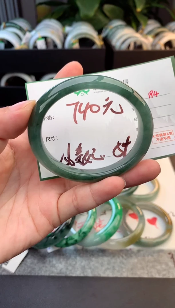 未镶嵌定制翡翠毛货需精细抛光+多人