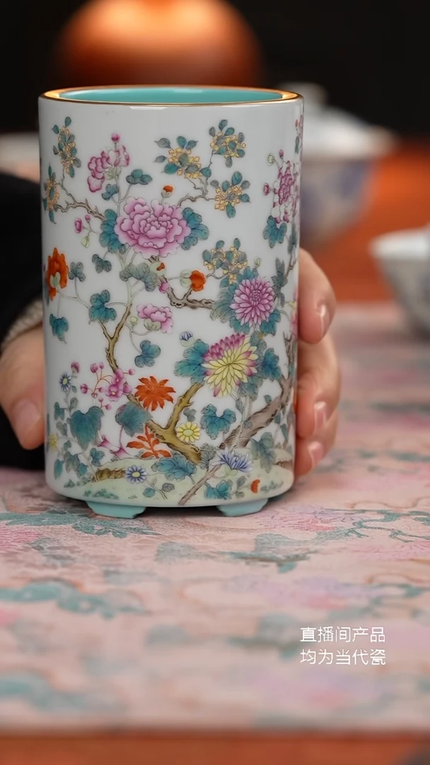 仿古粉彩花卉笔筒