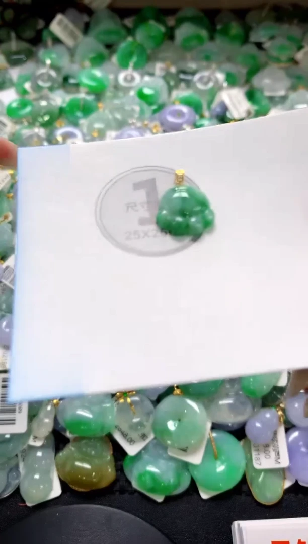 翡翠18K金镶嵌颈饰1111111111111111