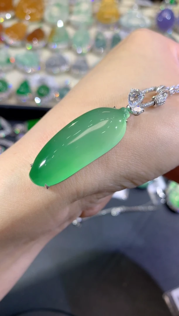 吊坠(不含链)18K金镶嵌翡翠鑫*83-瓜瓜（不含链和扣