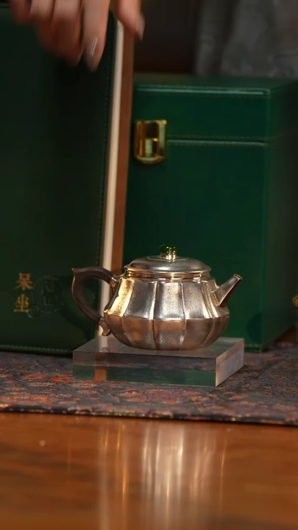 D呆坐雪花纹錾刻虚怀若谷壶210毫升