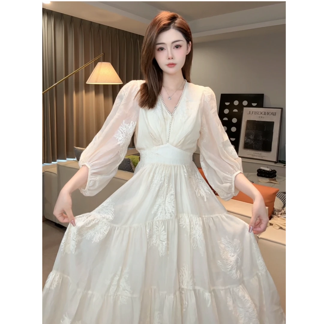 2025夏季新款法式刺绣V领泡泡袖茶歇国风连衣裙高级感仙女裙8886