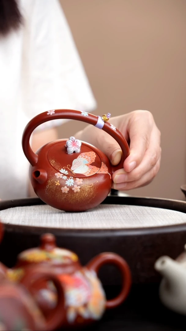 茶壶紫砂朱泥圆提梁侧嘴泥绘蝴蝶