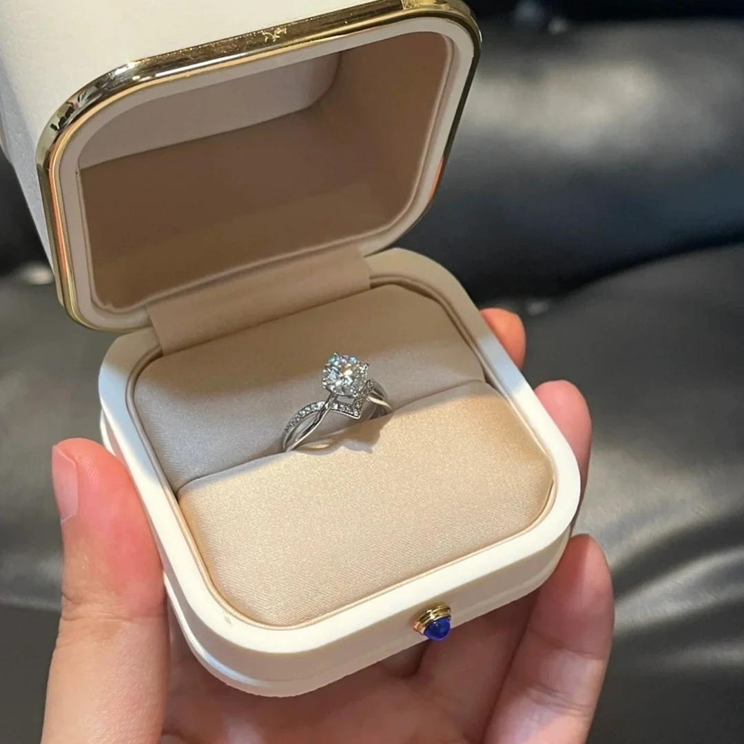 925银莫桑石银制品 【深v皇冠】1克拉经典闭口女戒