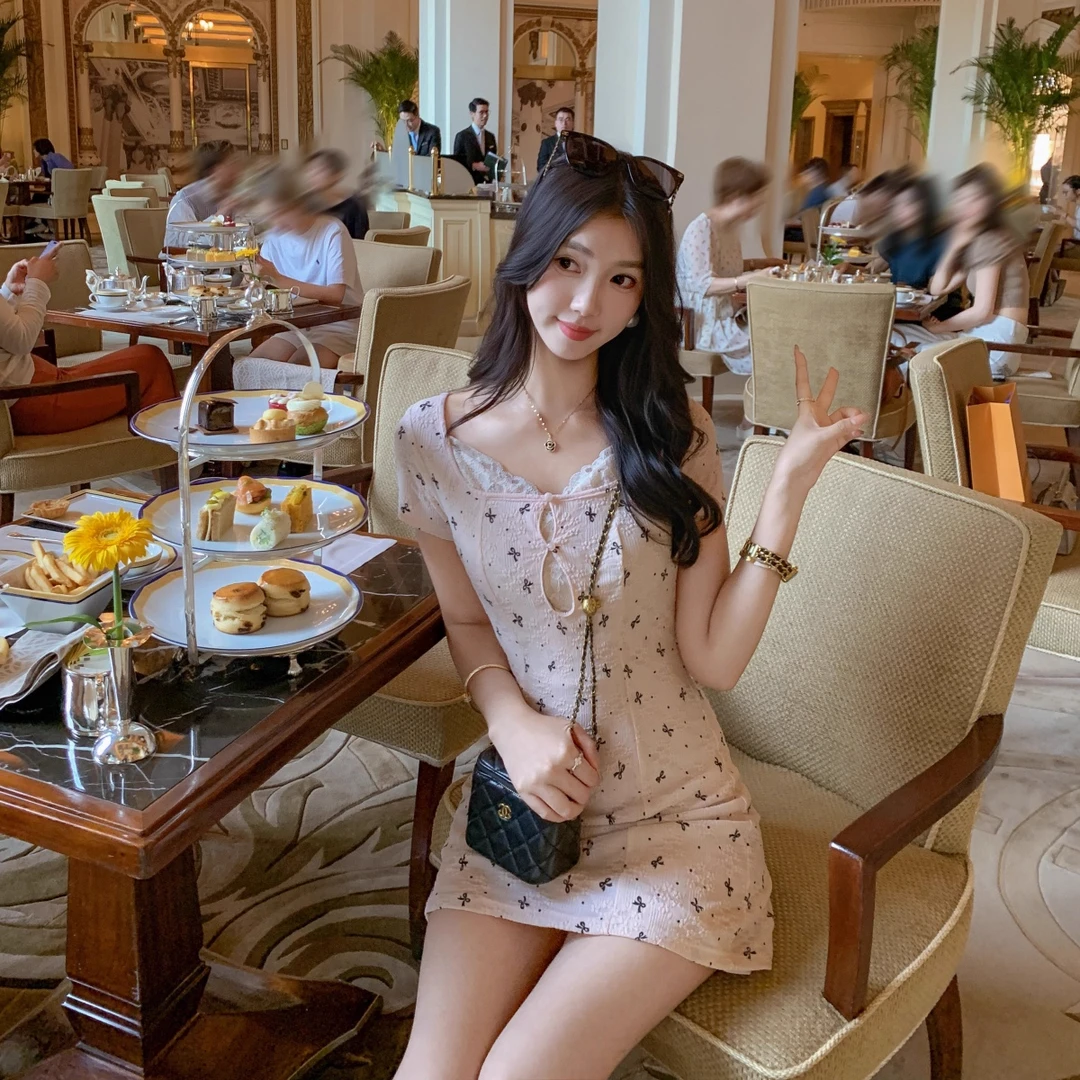 蕾丝拼接蝴蝶结印花连衣裙女2025上新A字裙显身材不规则领裙子