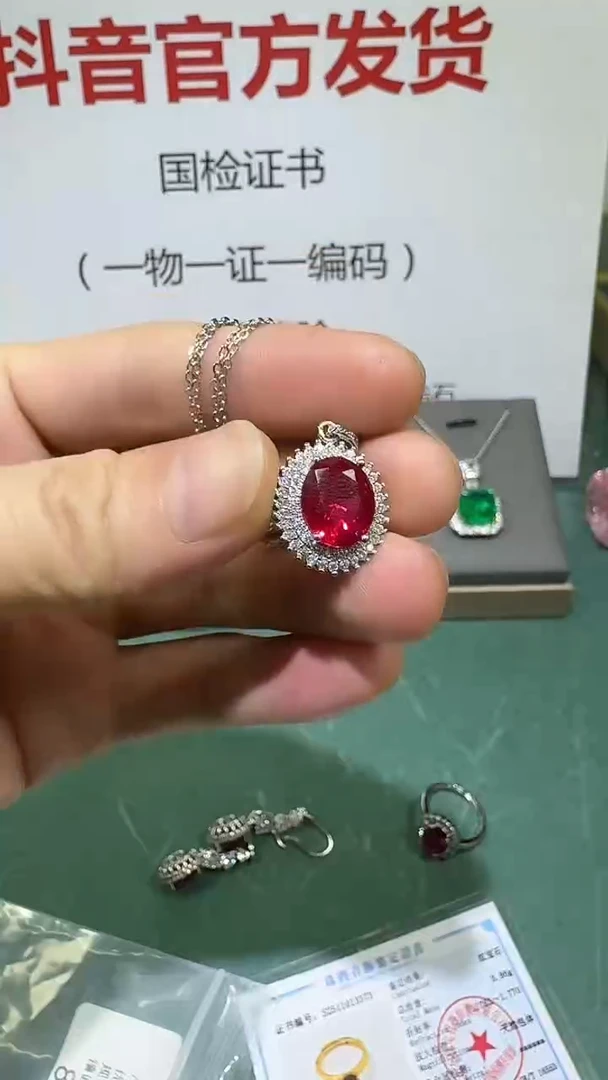 18K金镶嵌戒指红宝石1