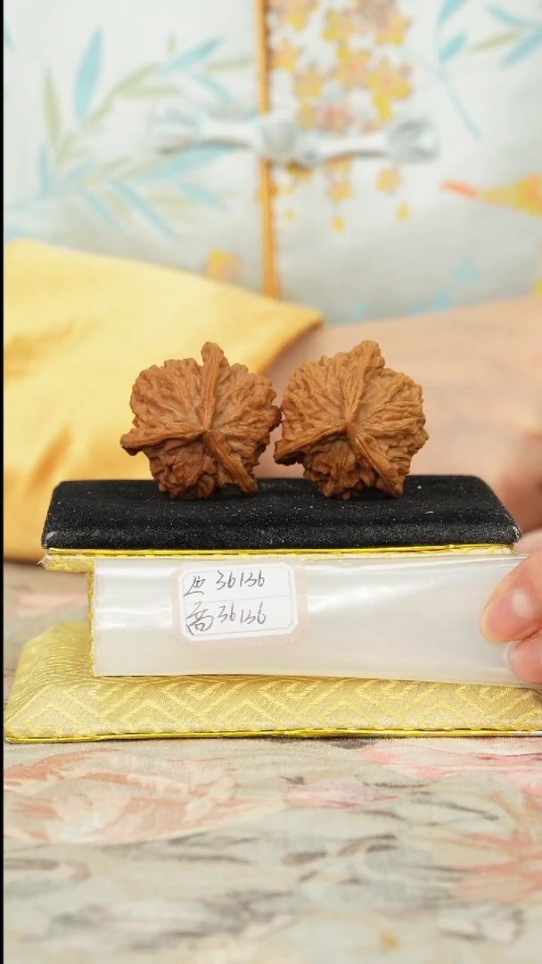 【闪购商品】文玩核桃把件盘山三棱