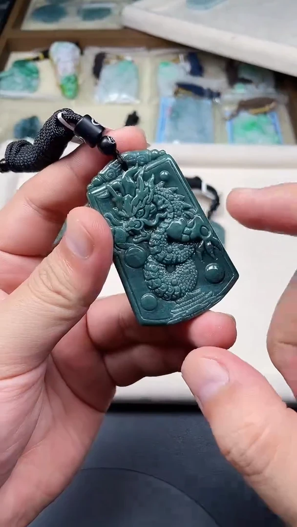 翡翠未镶嵌颈饰  多样性发其一