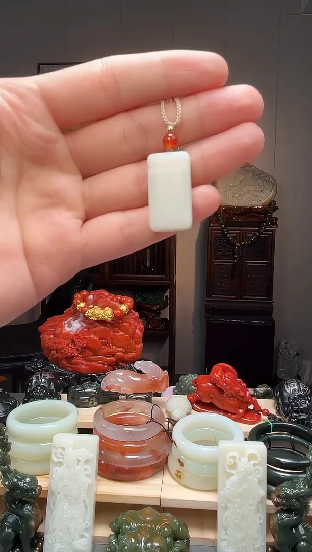 颈饰未镶嵌和田玉吊坠