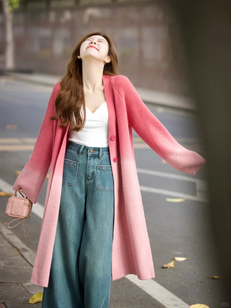 春装搭配一整套法式气质中长款粉色针织开衫搭配牛仔裤显瘦两件套
